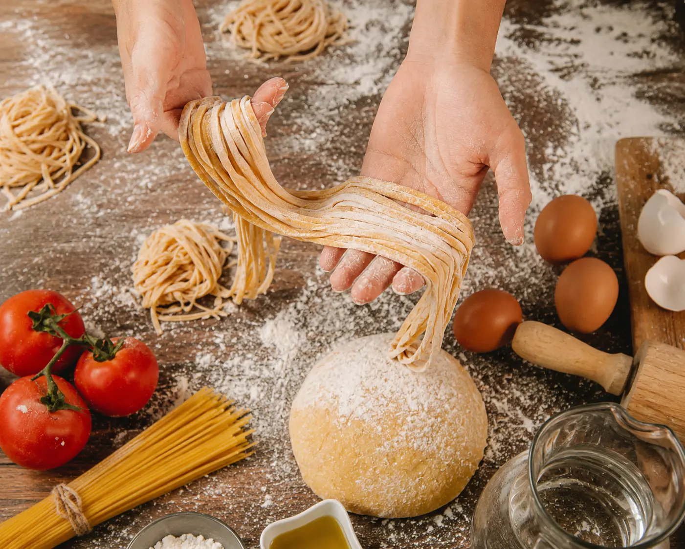 Confection des pâtes fraîches maison au restaurant Fourchette et Couteau à Menton